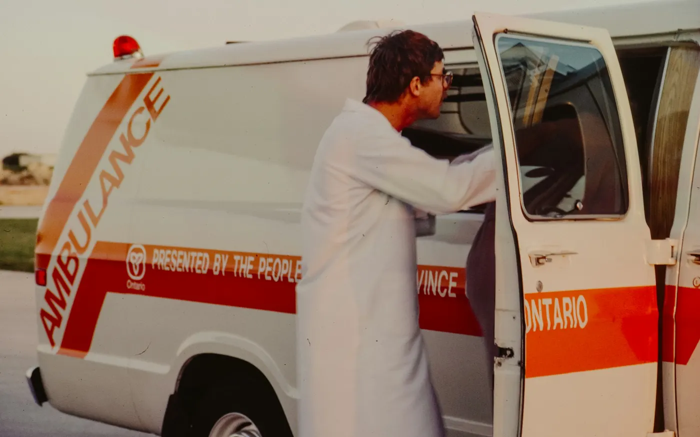 Ambulancier montant dans son véhicule avant une tournée de transport d'usagers