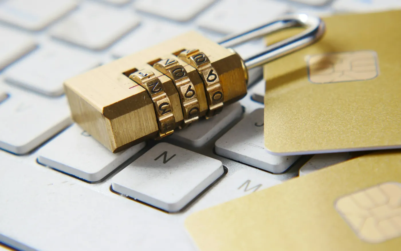 Cadenas posé sur un clavier d'ordinateur, symbole de la protection des données des usagers