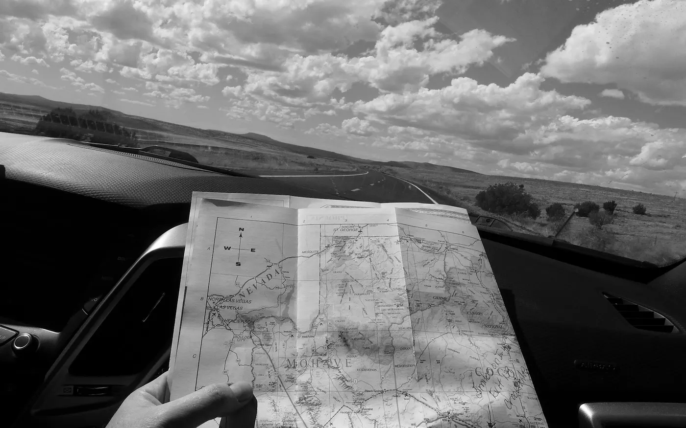 Carte routière dépliée dans une voiture pour vérifier la distance théorique entre le domicile d'un usager et l'établissement