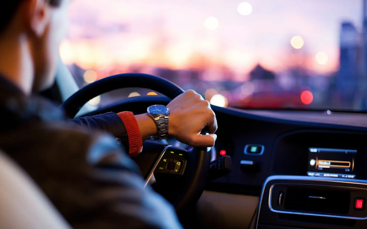 Mains d'un chauffeur de transport adapté sur le volant pendant la tournée du matin
