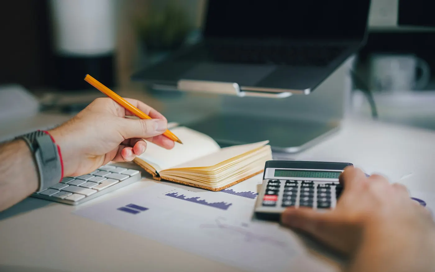 Comptable au bureau avec calculatrice et documents, important les écritures d'achat des factures de transporteurs