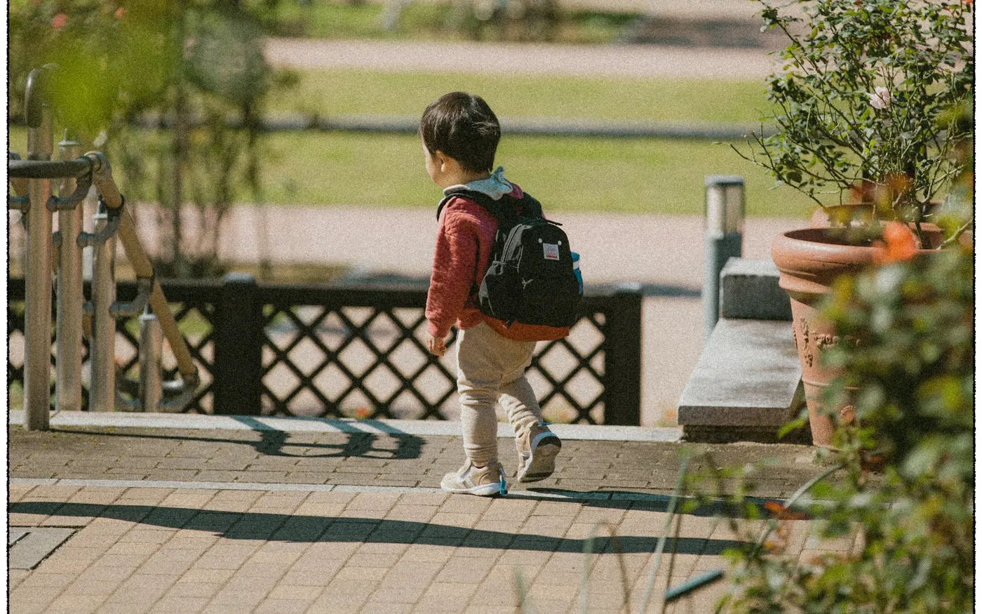 Jeune enfant portant un sac à dos, prêt à partir pour la journée