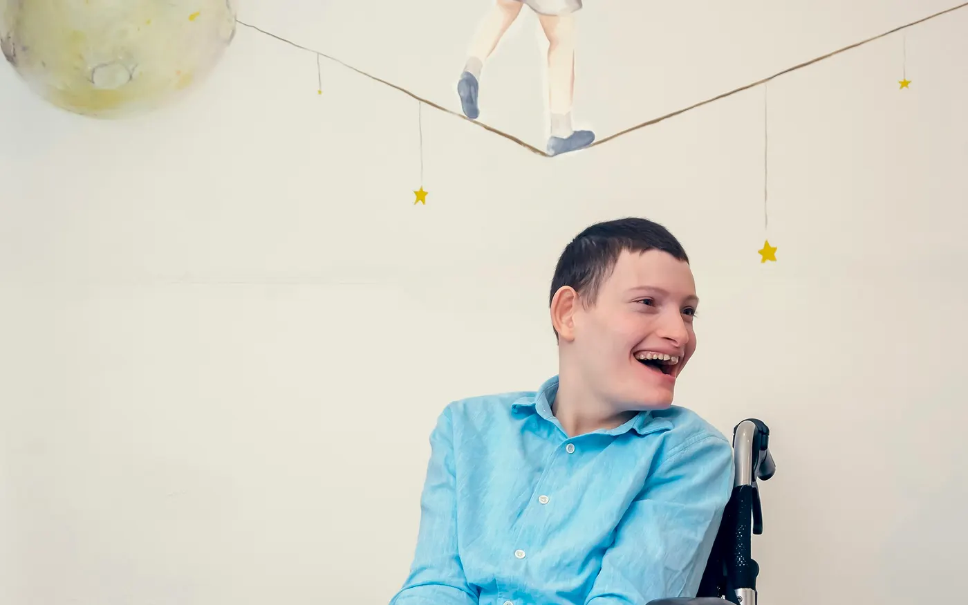 Jeune homme en fauteuil roulant dans une salle d'activité