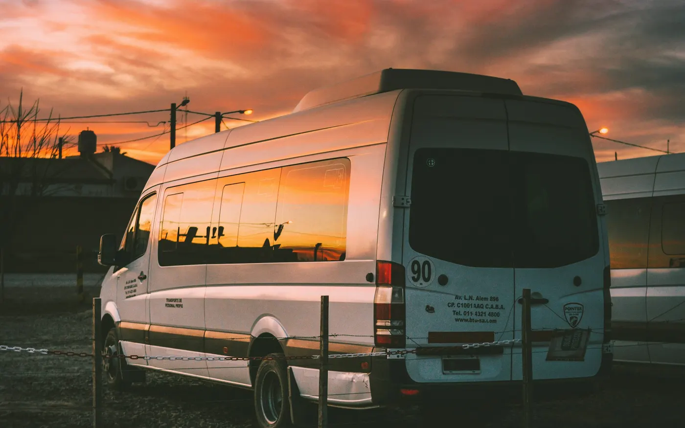 Un minibus par circuit, les mêmes arrêts chaque jour : la régularité qui fait la force des navettes d'atelier.