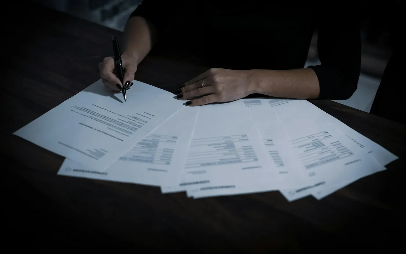 Responsable administrative triant des relevés de courses de transporteurs avant un audit