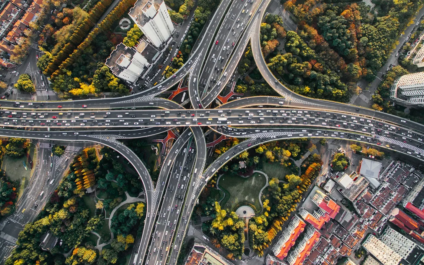 Vue aérienne d'un échangeur routier, illustrant le calcul des distances pour l'optimisation des tournées