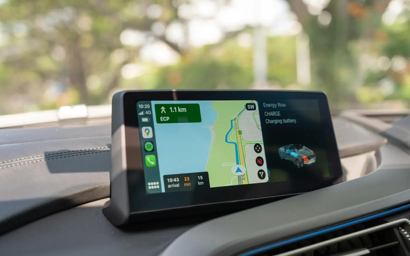 Smartphone Android fixé sur le tableau de bord d'un véhicule de transport adapté, prêt pour le pointage des prises en charge
