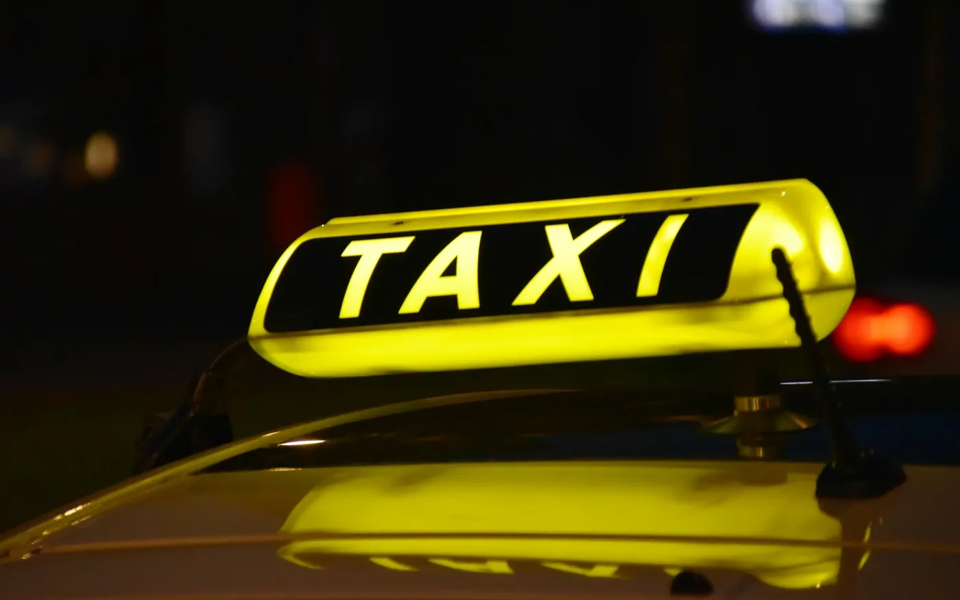 Lumineux de taxi sur le toit d'un véhicule assurant un ramassage pour un établissement