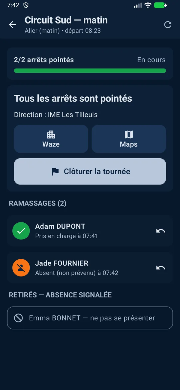 Application Android en mode sombre : tournée entièrement pointée sur fond sombre, avec le bouton Clôturer la tournée